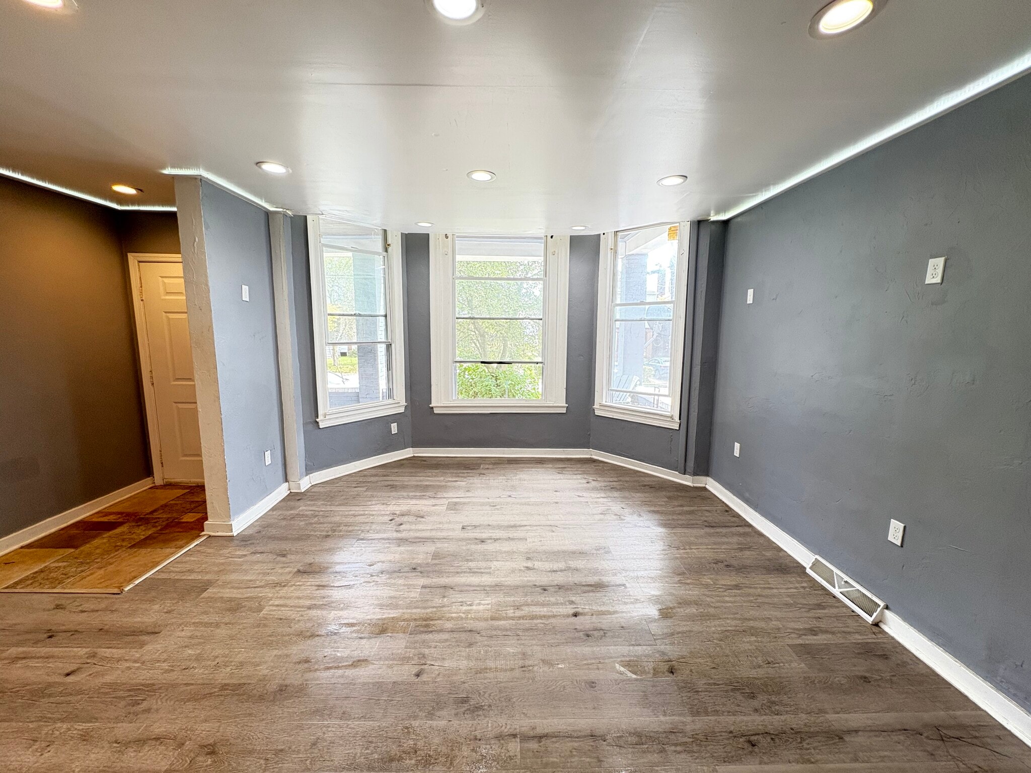 Building Photo - 5807 Hobart St