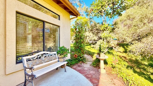 Building Photo - Beautifully Updated & Remodeled Townhome o...