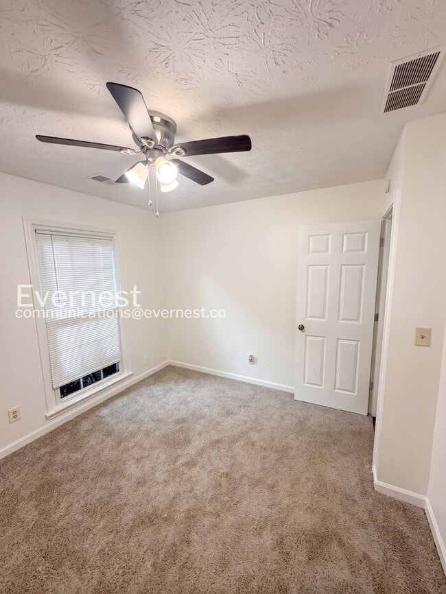 Building Photo - Spacious  Home with Deck, Patio, and Garage! / 3 Bed, 2 Bath / Available now!