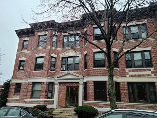 Building Photo - Close to T stop - Cleveland Circle - On site laundry