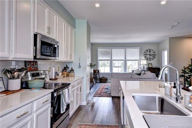 Building Photo - 3 Level Town home with 3 bedrooms and a bonus