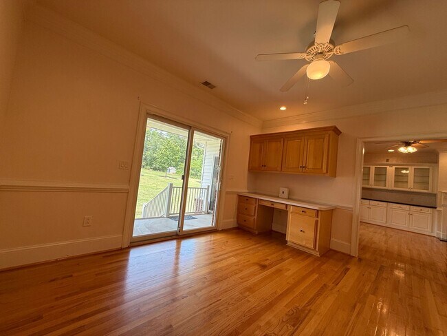 Building Photo - 785 Glenwood Dr