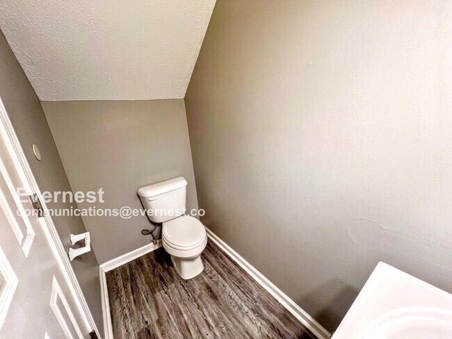 Building Photo - 1800 Labette Manor Dr