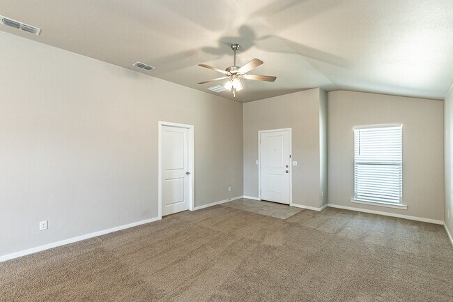 Building Photo - Newer 3/2/2 Home in Bell Farms!