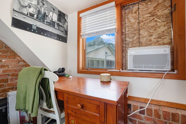 Building Photo - 2 Bedroom Cottage Oasis on The Hill!