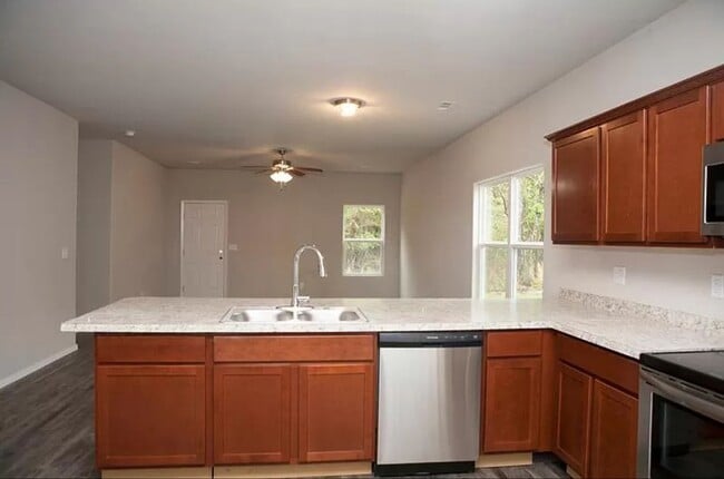 Building Photo - 4-Bedroom, 2-Bathroom West Fayetteville Ho...