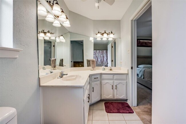 Building Photo - 617 Main St