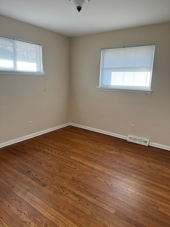 Building Photo - Multi Family Home 3 Bedroom and 2 Bath Com...