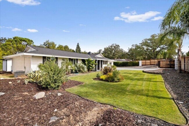 Building Photo - 4/2 Granite Bay, Pool, Jacuzzi, RV Parking...