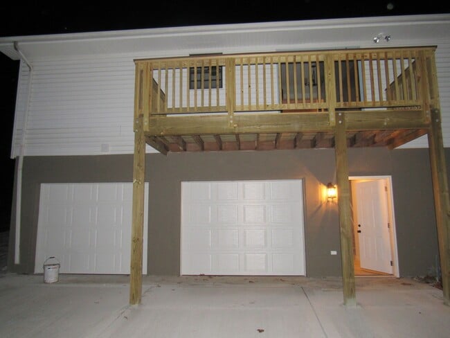 Building Photo - 4 Bedroom, 3 Bath Basement Ranch with Coun...