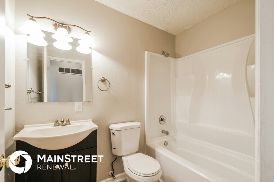 Building Photo - 1716 Springhill Dr