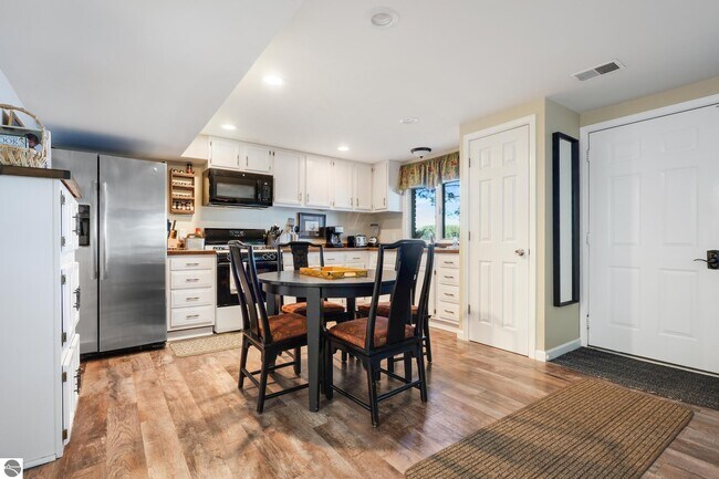 Building Photo - 5521 Silver Sunrise Trail