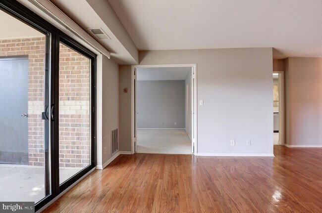 Building Photo - 8370 Greensboro Dr