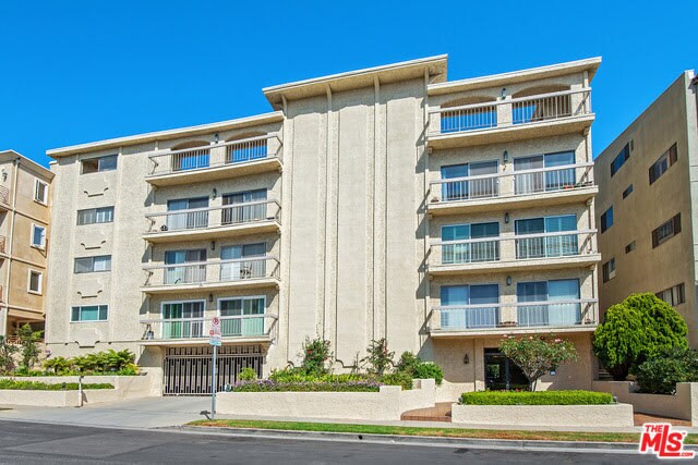 Building Photo - 2318 Fox Hills Dr