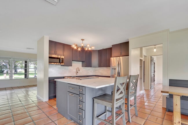 Building Photo - 8336 SE Palm St