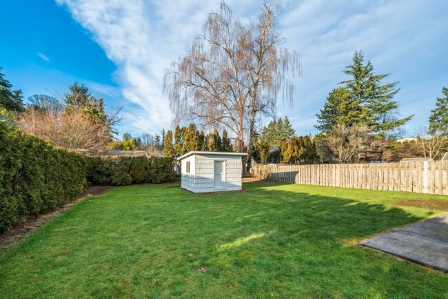 Building Photo - 330 E Jersey St