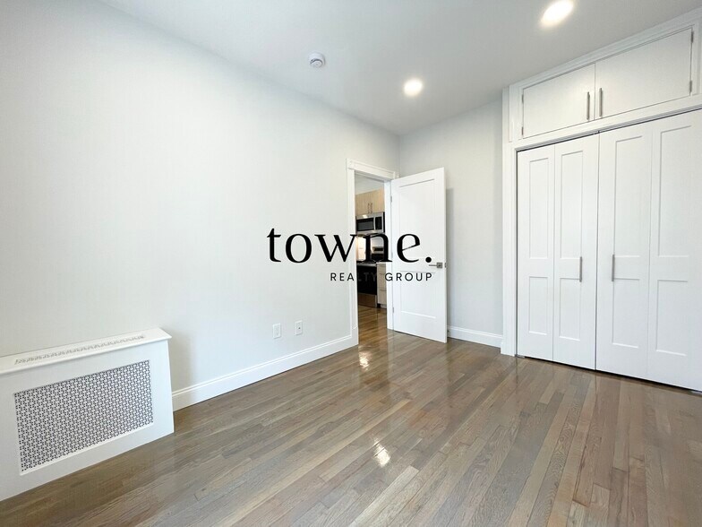 Building Photo - 215 Newbury St