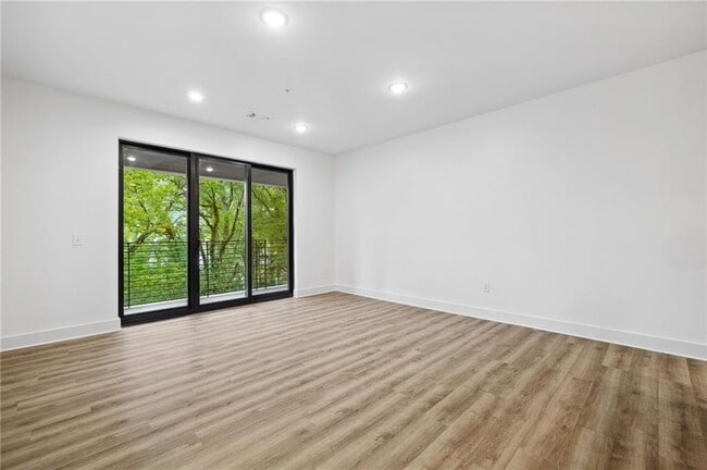 Building Photo - 112 Rogers St NE