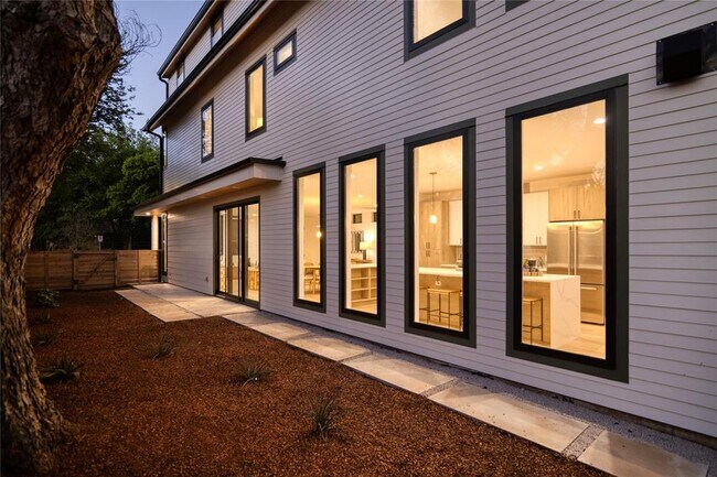 Building Photo - 2401 Willow St