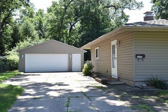 Building Photo - 3 bedroom 1 bath home in Edison Park