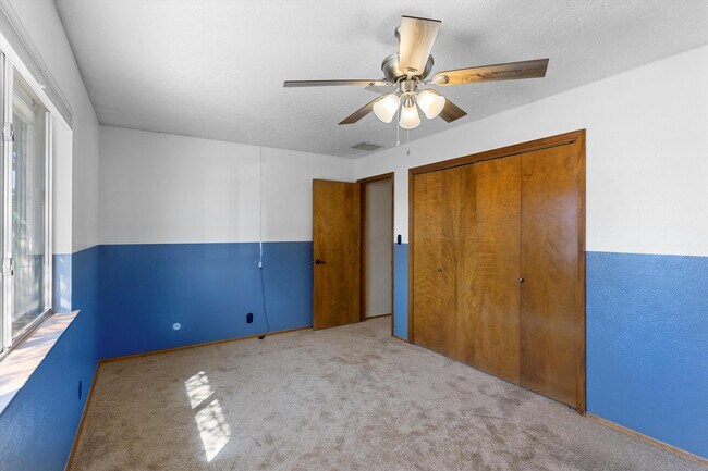 Building Photo - 5400 Dee Dr NE