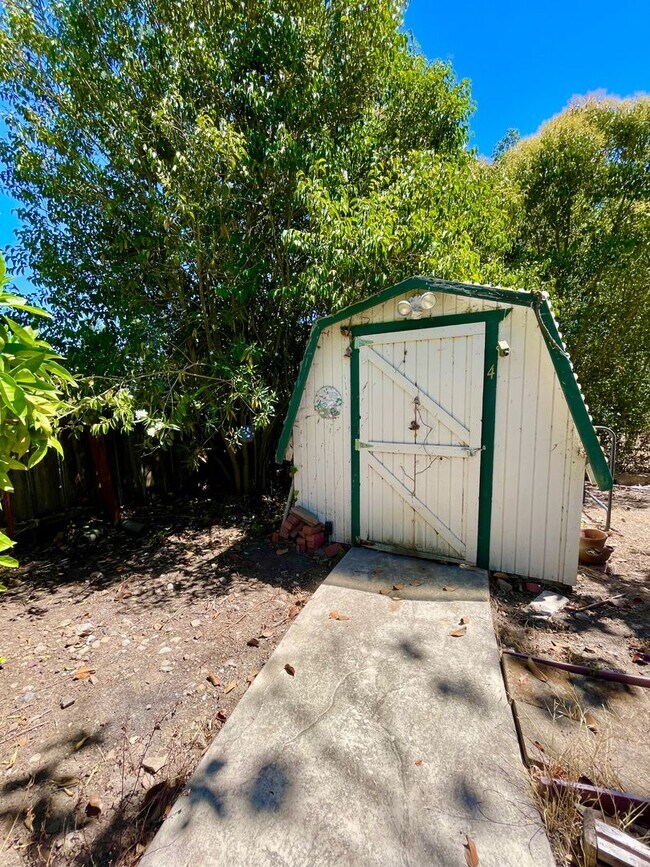 Building Photo - $3,900/month – Rare Country Feel on an Expansive Lot in One of Santa Rosa's Desirable Neighborhoods!