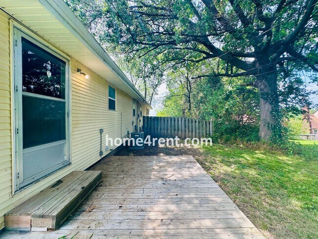 Building Photo - Raised Ranch Style Home in KCK w/ a Finished Basement and Conveniently Located Near I-635!