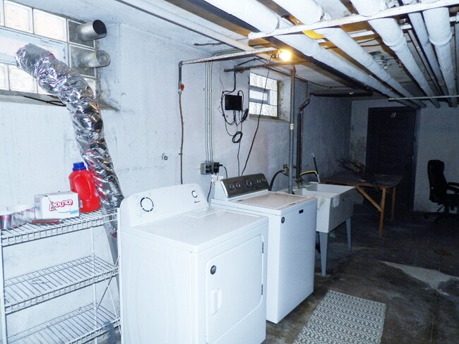 Building Photo - 2 Bedroom Condo in Brownstone