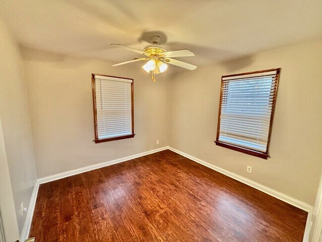 Building Photo - PRP - 2 bed, 1 bath - 40258 zip code, GARAGE!