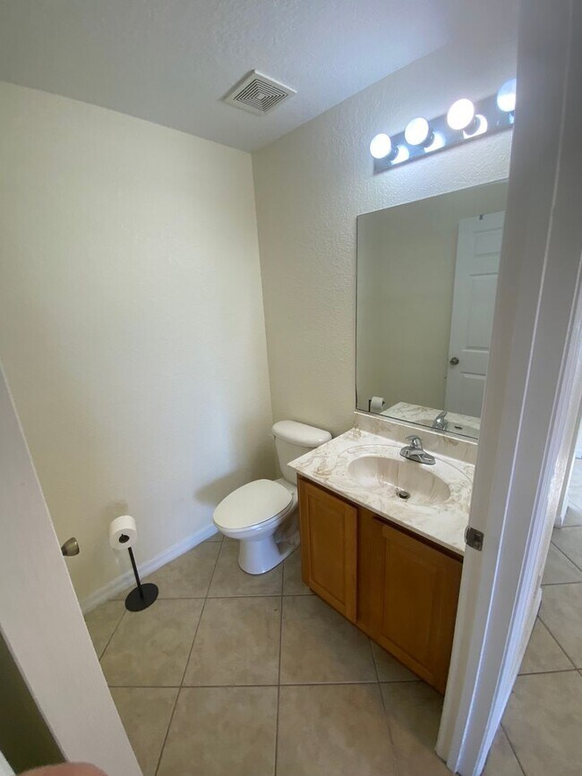 Building Photo - Beautiful, Family & Pet Friendly, 2 Story,...