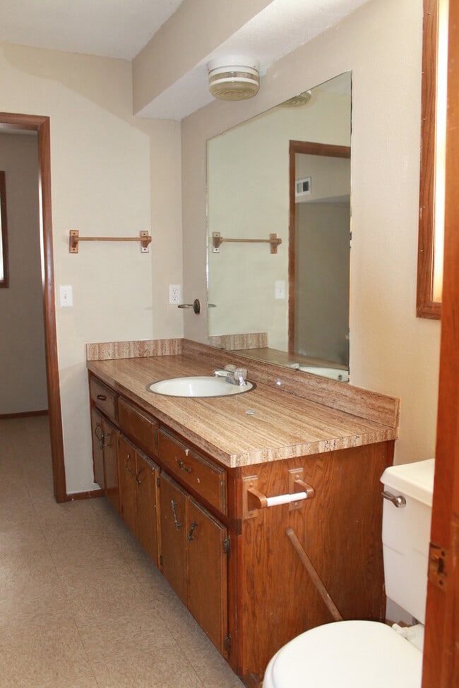 Building Photo - Believe it! 3 bds, 2 ba, MWC Schools - Tin...