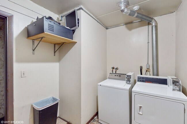 Building Photo - 2432 Waterbury Dr
