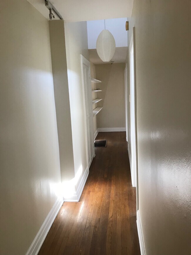 HALLWAY - 1026 Havenhurst Dr