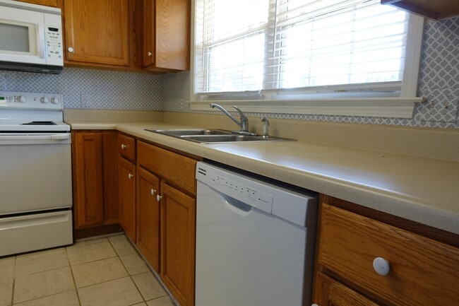 Building Photo - 206 River Oaks Cir