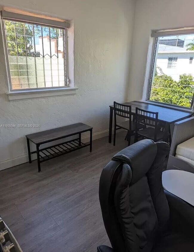 Building Photo - 2822 Pine Tree Dr