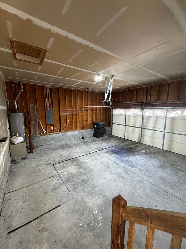 Building Photo - BEAUTIFUL OPEN FLOOR PLAN