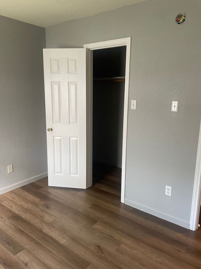 Building Photo - 4 bedroom 2 bathroom house!