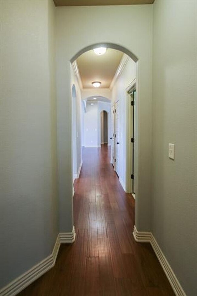 Building Photo - Gorgeous 4-Bedroom Home Ready to move in ASAP.