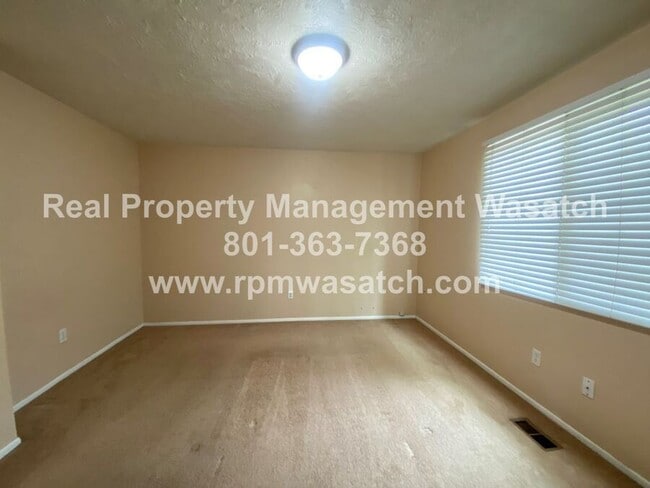 Building Photo - 1098 E Violet Cir