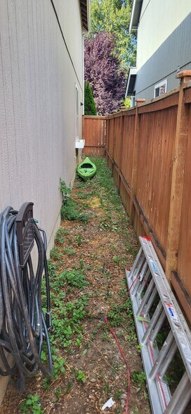East Side Yard - 806 29th Ave SE