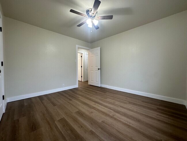 Building Photo - 1908 E Mimosa Ave