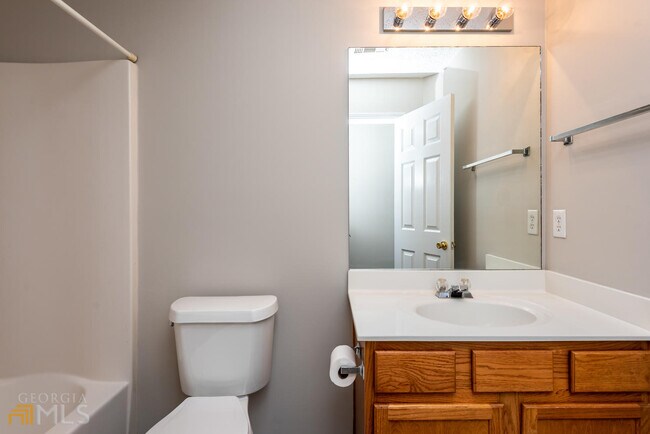 Building Photo - 246 Village Square Dr