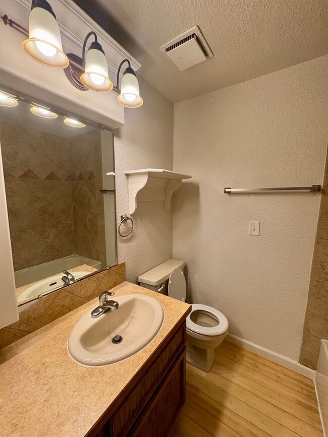 Building Photo - Great location 2 bedroom Condo