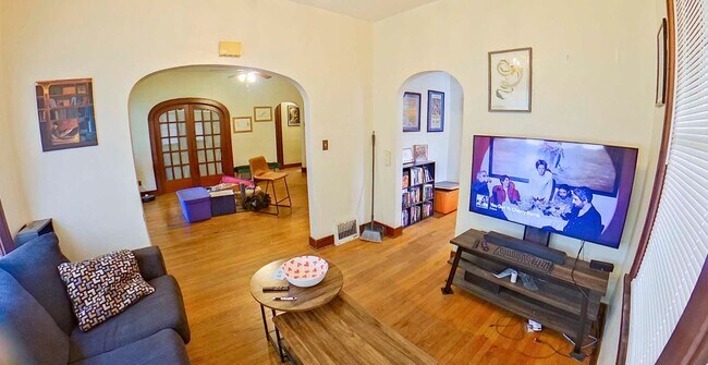 Building Photo - Hardwood Floors + Pet Friendly + Off-Stree...