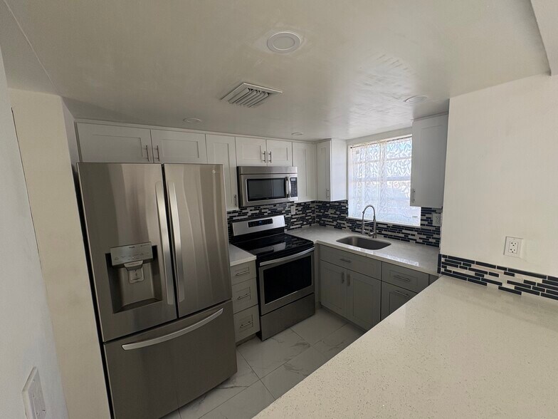 Building Photo - 8889 Fontainebleau Blvd