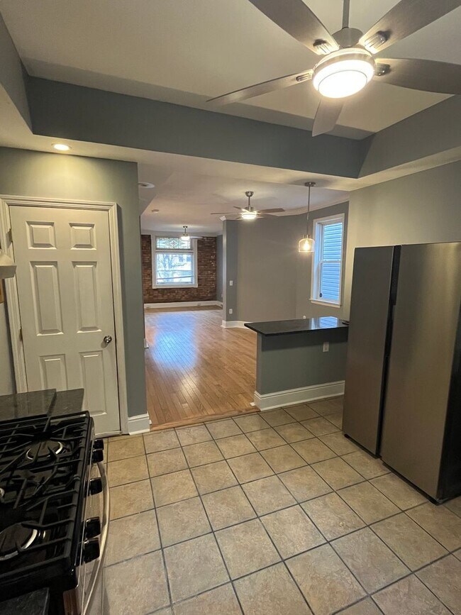 Building Photo - 418 Noble St