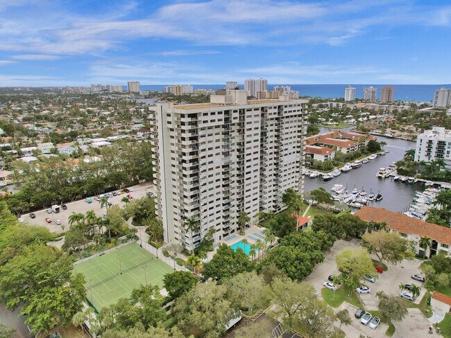 Building Photo - 3200 Port Royale Dr S