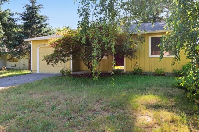 Building Photo - Move in ready now! West side cutie! 2 bed,...