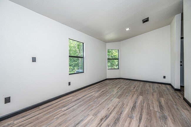 Building Photo - 4 Bedroom 2 Bath