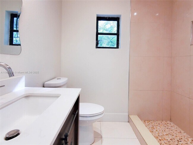 Building Photo - 1901 NW S River Dr